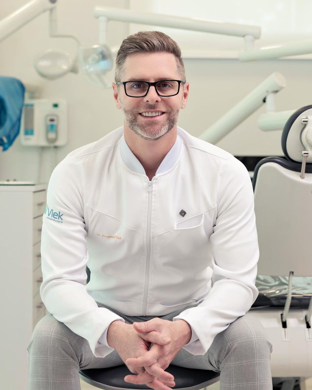 Dr. Fernando Viek na Viek Odontologia